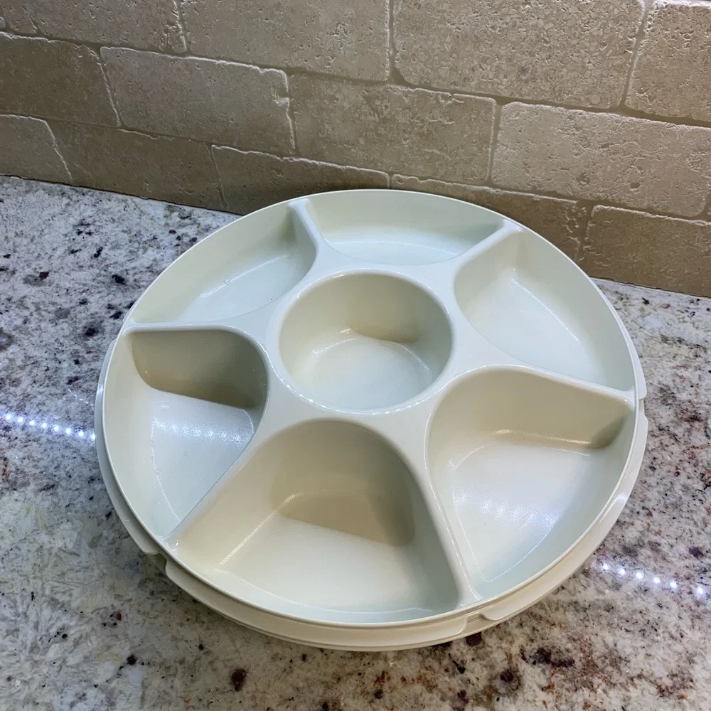 Tupperware vegetable and dip tray with lid